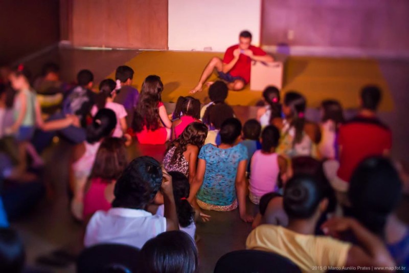 Cena do espetáculo "João de Barros", do Mamãe Tá na Plateia (foto de Marco Aurélio Prates)