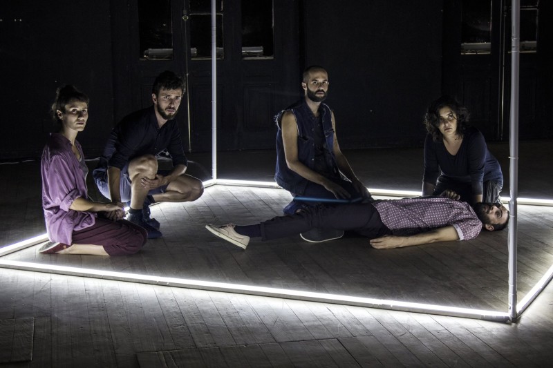 Imagem do espetáculo "O Leão no Aquário", da Minha Nossa Cia de Teatro (fotos Lauro Borges)