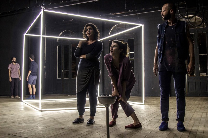 Imagem do espetáculo "O Leão no Aquário", da Minha Nossa Cia de Teatro (fotos Lauro Borges)