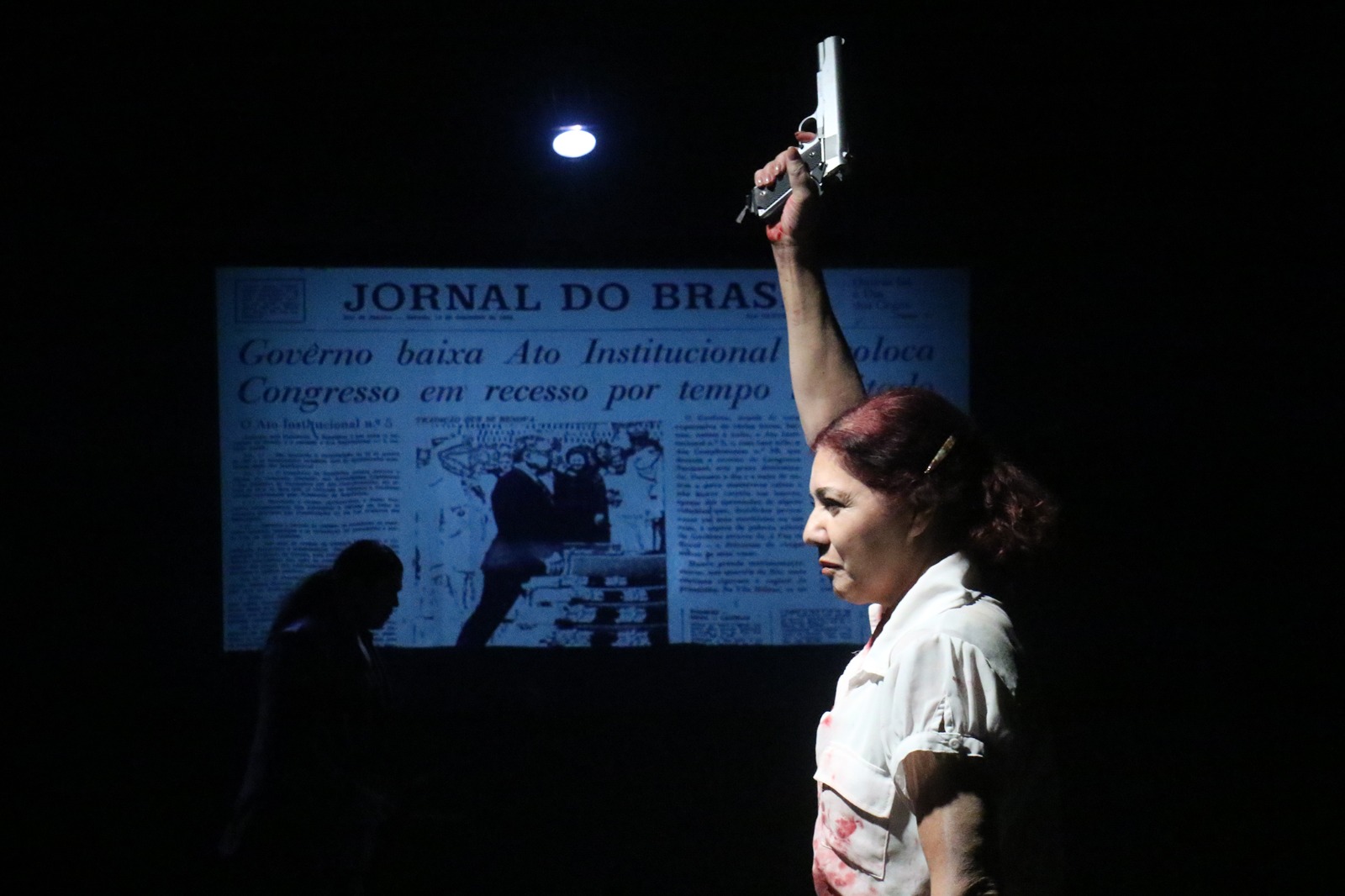 “Nuvens de Chumbo”: vestígios do (in)visível e do (in)dizível em cena